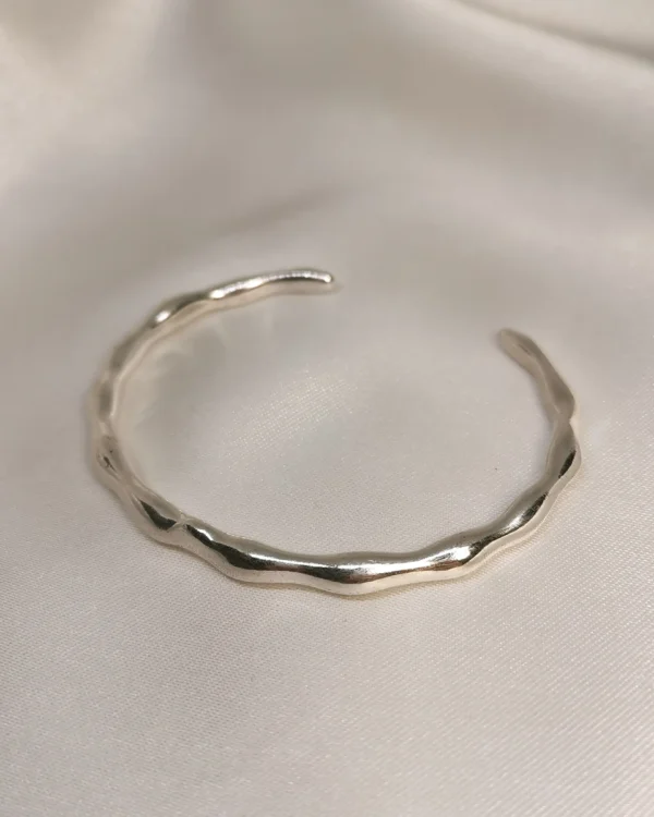 Βραχιόλι χειροπέδα Κύμα ανοιχτό ασημένιο