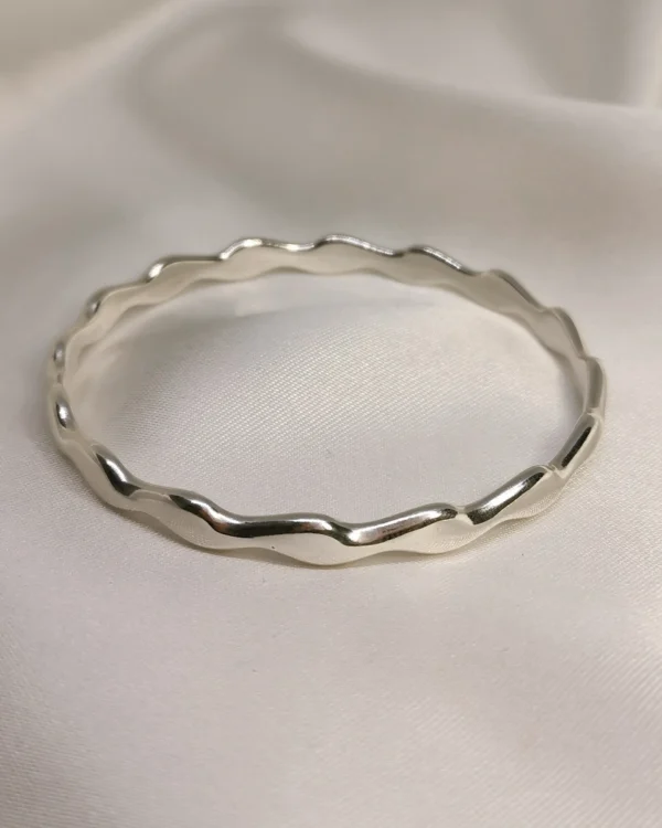 Βραχιόλι χειροπέδα Κύμα ασημένιο