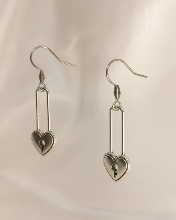 Untitled265_20250515173957_result Σκουλαρίκια Κρεμαστά Κλειδαριά Καρδιά ασημένια